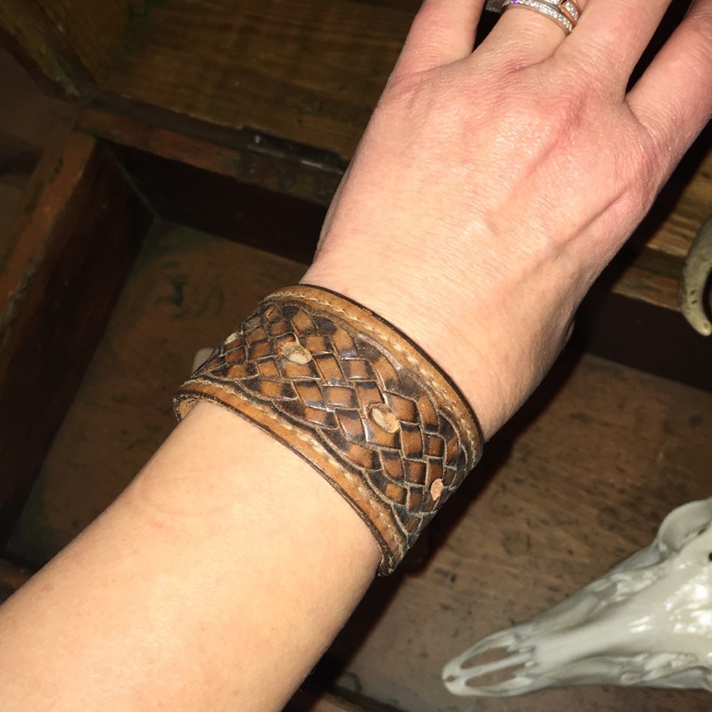 Handmade leather cuff - Picture 5 of 5